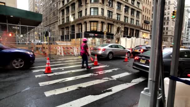 Mujer regula el tráfico durante la reparación de carreteras — Vídeos de Stock