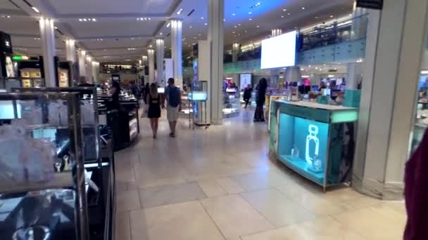 Mujer tratando de perfume en la tienda Macys — Vídeos de Stock