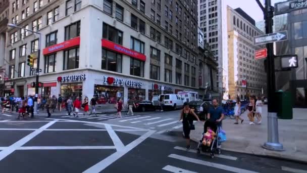 Život ve městě v Manhattanu v denní době — Stock video