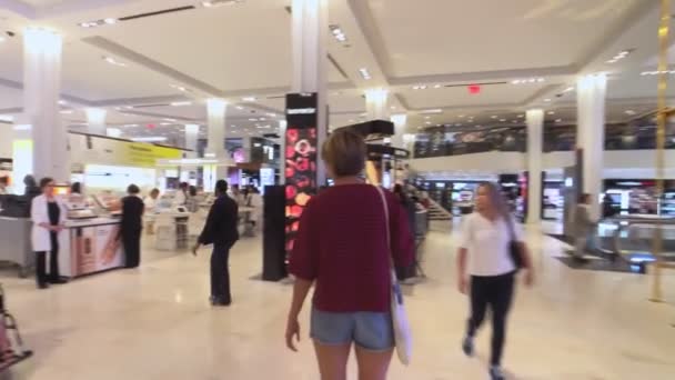 Käufer in Macys Geschäft — Stockvideo