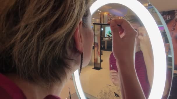 Vrouw make-up testen in Macys winkel — Stockvideo