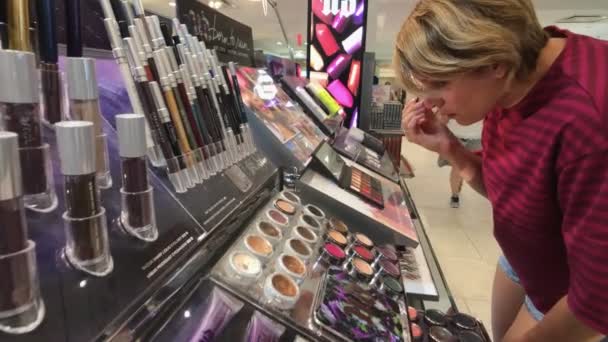Vrouw make-up testen in Macys winkel — Stockvideo