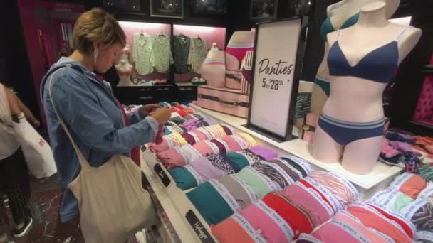Köpare besöker Victorias hemliga butiken på femte avenyn — Stockvideo
