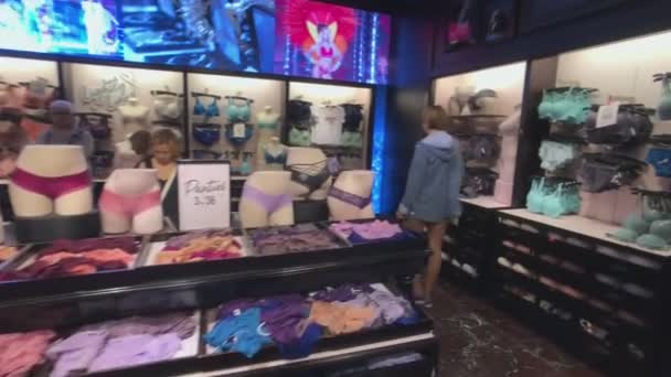 Zákazníci na Victorias secret obchod na páté avenue — Stock video