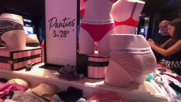 Käufer besuchen Victoria 's Secret Store an der Fifth Avenue — Stockvideo