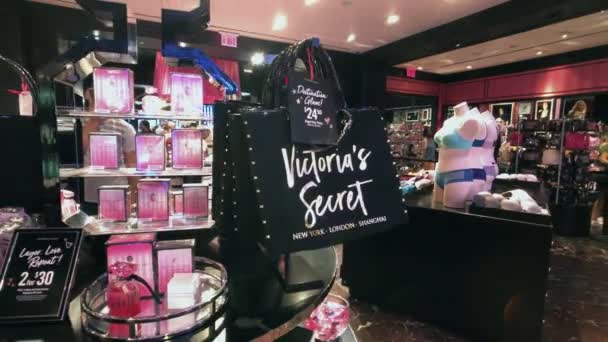 Kopers bezoeken Victorias secret slaan op vijfde avenue — Stockvideo