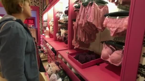 Kupujących odwiedzających Victorias secret przechowywać przy Piątej Alei — Wideo stockowe