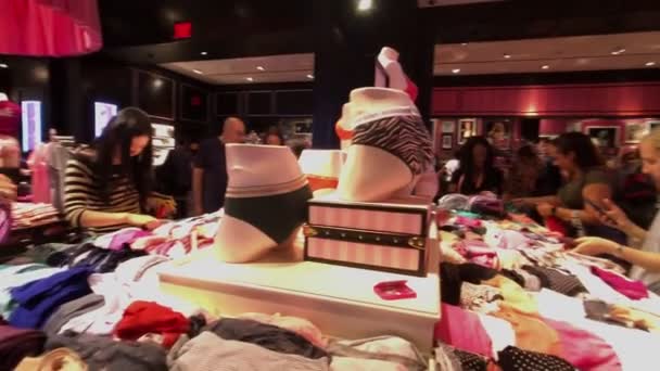 Kopers bezoeken Victorias secret slaan op vijfde avenue — Stockvideo