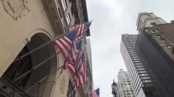 マンハッタンのダウンタウンの建物に国旗 — ストック動画
