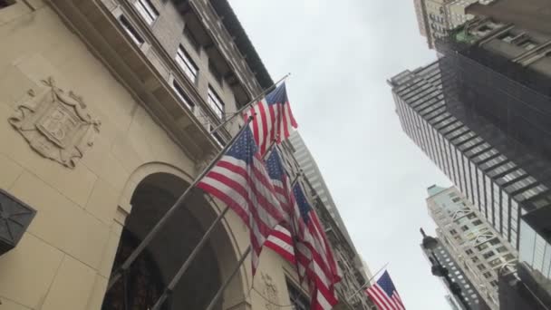 Drapeaux nationaux sur les bâtiments du centre de Manhattan — Video