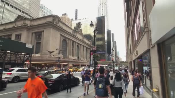 Stadsliv nära Grand Central railway station i Manhattan downton — Stockvideo