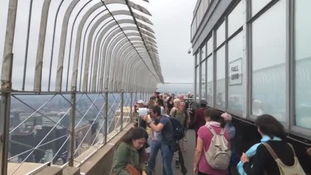 Gözlem güverte bina Manhattan cityscape Empire State gözlemleyerek ziyaretçi — Stok video