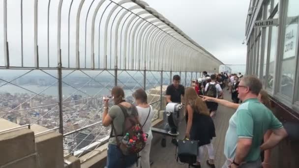 Besucher beobachten manhattanisches Stadtbild auf Aussichtsplattform des Empire State Building — Stockvideo