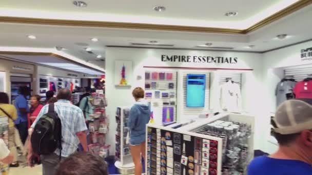 Bezoekers kiezen souvenirs bij Empire State building cadeauwinkel — Stockvideo