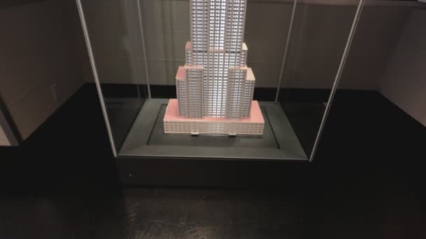 Layout of Empire State building in the hall — Stock Video