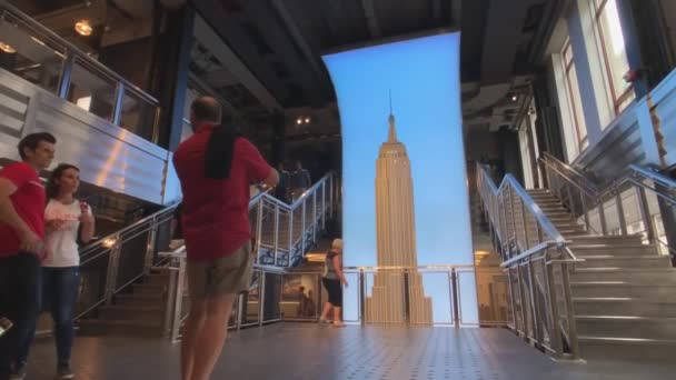 Turistler fotoğraf çekmek gözlem güverte Empire State binasında ziyaret etmeden önce — Stok video