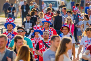 Şehrin sokaklarında takım futbol taraftarları destek