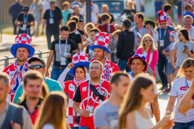 Şehrin sokaklarında takım futbol taraftarları destek