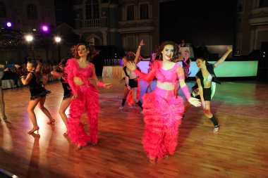 Kimliği belirsiz kadın gençler 14-17 yaşında Latin dans sanatsal dans Avrupa Şampiyonası rekabet