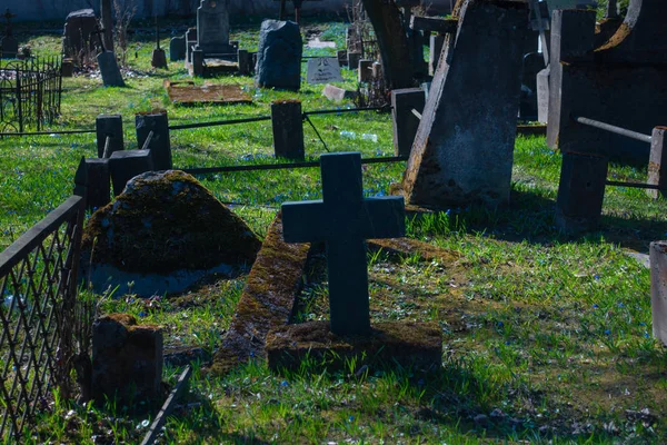 Croci e tombe nel vecchio cimitero — Foto Stock