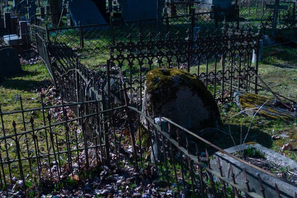 Crosses and graves in old cemetery — Stock Photo, Image