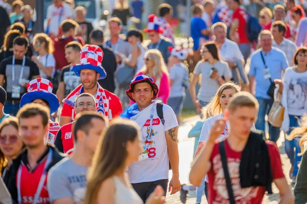 Football fans support teams on the streets of the city — Stock Photo, Image