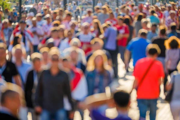 Multitud de personas en la calle —  Fotos de Stock