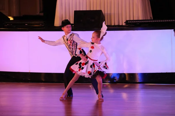 Unbekannte Jugendliche im Alter von 10-18 Jahren messen sich bei artistischen Tänzen — Stockfoto