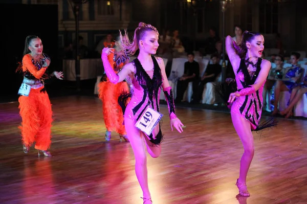 Mujeres adolescentes no identificadas de 14 a 17 años compiten en danza latina en el Campeonato de Europa de Danza Artística — Foto de Stock