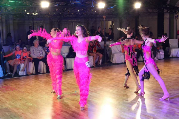 Oidentifierade kvinnliga tonåringar 14-17 år tävla i latinsk Dans på konstnärlig Dans EM — Stockfoto