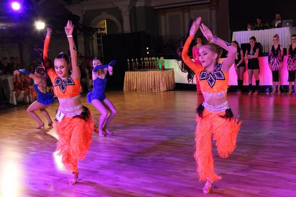 Des adolescentes non identifiées âgées de 14 à 17 ans participent au championnat d'Europe de danse artistique en danse latine — Photo