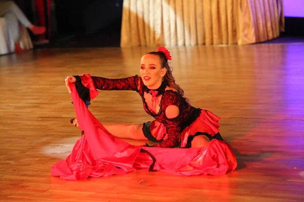 Unidentified female teens age 14-17 compete in latino dance on the Artistic Dance European Championship — Stock Photo, Image