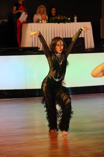 Niezidentyfikowana kobieta nastolatków wieku 14-17 konkurować w latino dance na Mistrzostwa Europy Artystyczny taniec — Zdjęcie stockowe