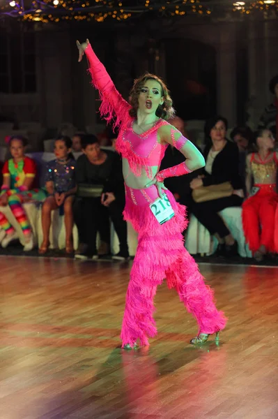 Adolescentes do sexo feminino não identificados idade 14-17 competir na dança latina no Campeonato Europeu de Dança Artística — Fotografia de Stock