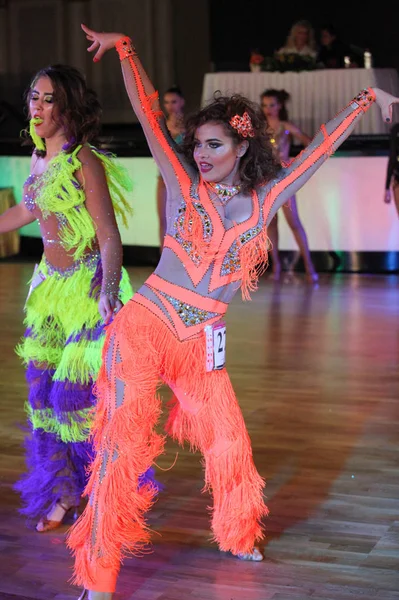 Unbekannte weibliche Teenager im Alter von 14-17 Jahren messen sich im Latino-Tanz bei der Europameisterschaft des künstlerischen Tanzes — Stockfoto