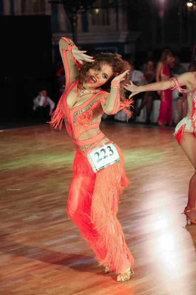 Αγνώστων στοιχείων γυναίκα εφήβους ηλικίας 14-17 ανταγωνίζονται σε latino χορό στην καλλιτεχνική Ευρωπαϊκό Πρωτάθλημα Χορού — Φωτογραφία Αρχείου