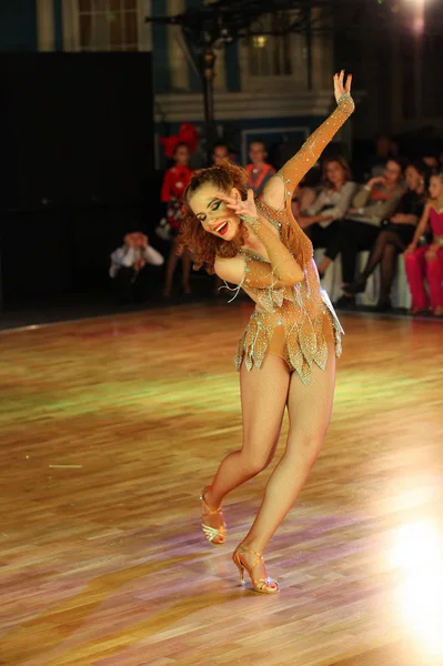 Невідомі жіночий підлітки віком 14-17 конкурувати в латиноамериканські танці на художнє танцю чемпіонату Європи — стокове фото