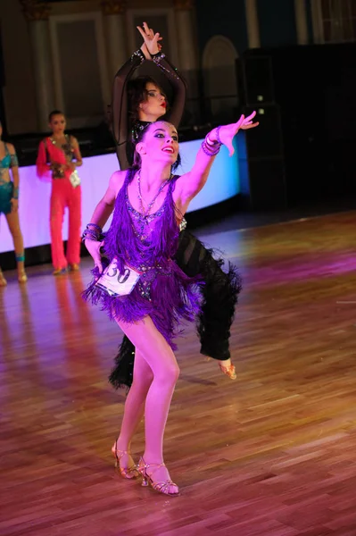 Mujeres adolescentes no identificadas de 14 a 17 años compiten en danza latina en el Campeonato de Europa de Danza Artística —  Fotos de Stock