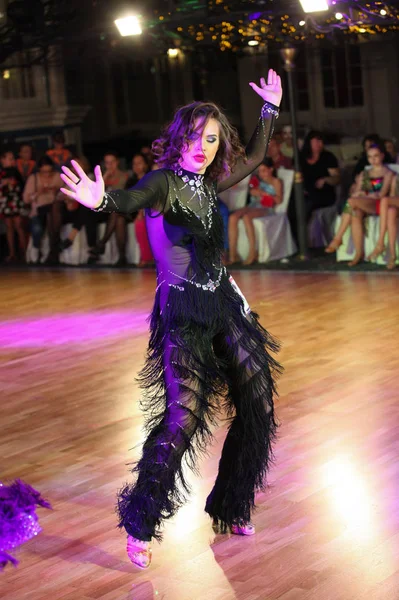 Αγνώστων στοιχείων γυναίκα εφήβους ηλικίας 14-17 ανταγωνίζονται σε latino χορό στην καλλιτεχνική Ευρωπαϊκό Πρωτάθλημα Χορού — Φωτογραφία Αρχείου