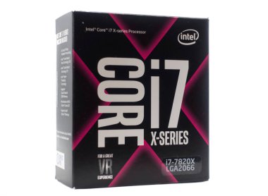 Beyaz arka plan üzerinde izole perakende kutusunda Core I7 Intel işlemci