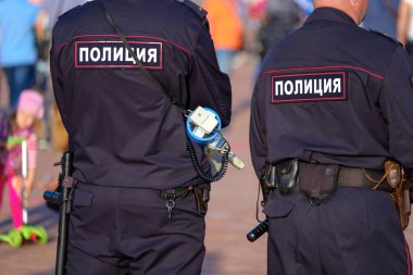 Polislerdenbirinin şehrin sokak üzerinde