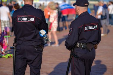 Polislerdenbirinin şehrin sokak üzerinde