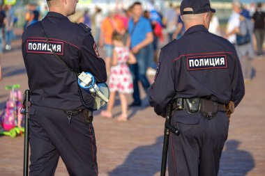 Polislerdenbirinin şehrin sokak üzerinde