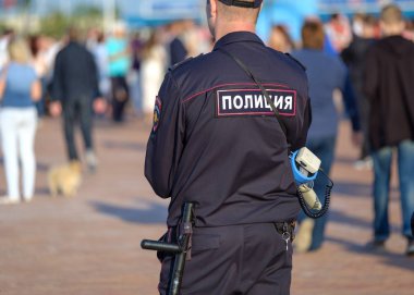 Şehir sokaklarında bir polis.