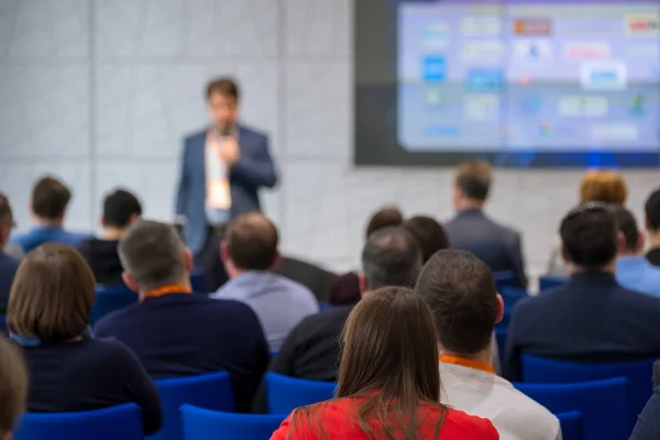 Lidé navštěvovat obchodní konference v kongresovém sále — Stock fotografie