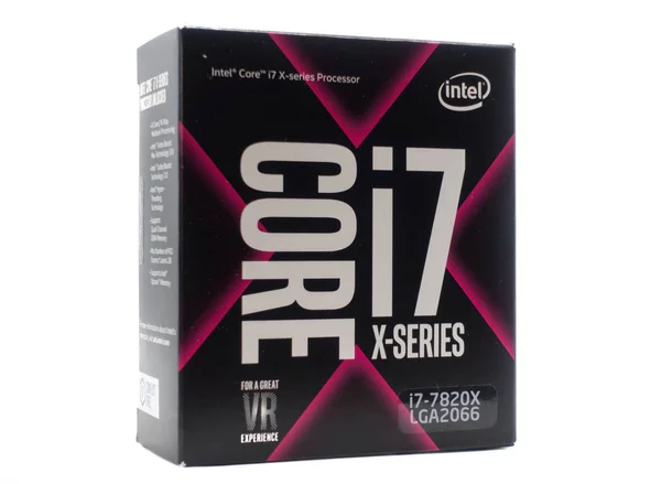 Core I7 processeur Intel dans la boîte de vente au détail isolé sur fond blanc — Photo