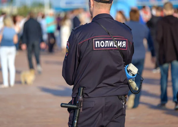 Şehir sokaklarında bir polis.