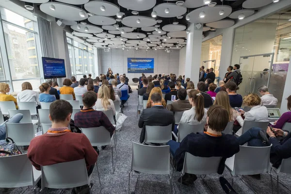 Menschen besuchen Business-Konferenz in Kongresshalle — Stockfoto