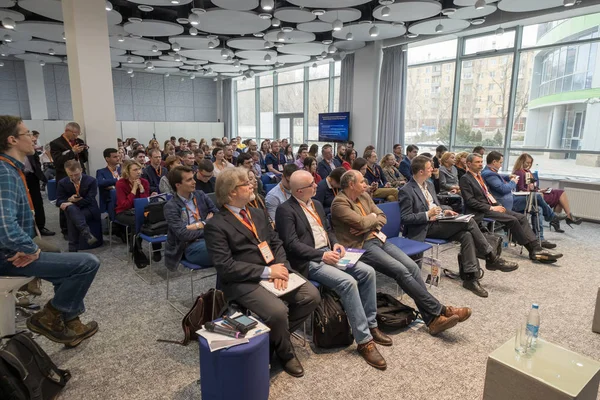 La gente asiste a conferencias de negocios en la sala de congresos — Foto de Stock