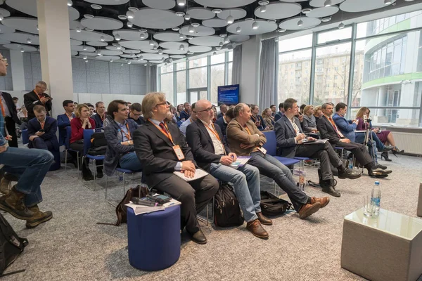 Menschen besuchen Business-Konferenz in Kongresshalle — Stockfoto